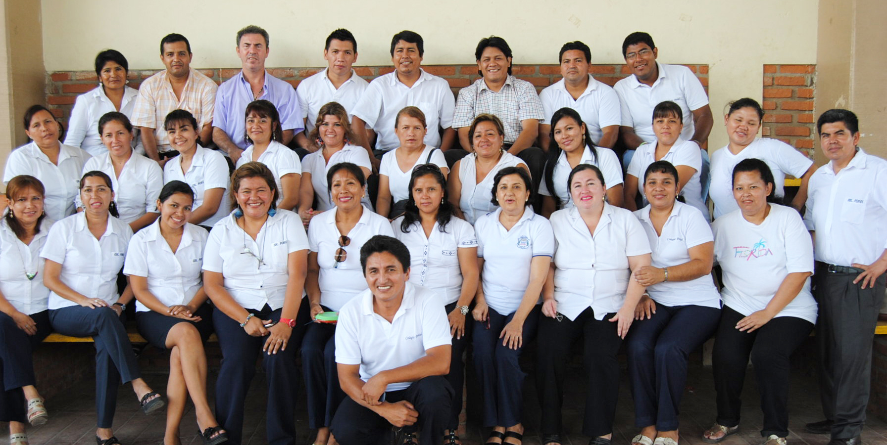 Maestro enseñando a estudiantes